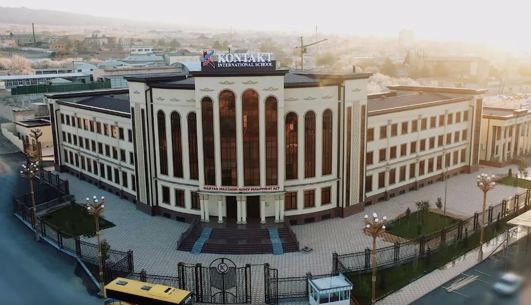 Здание международной школы «Контакт» в Исфаре, вид с высоты